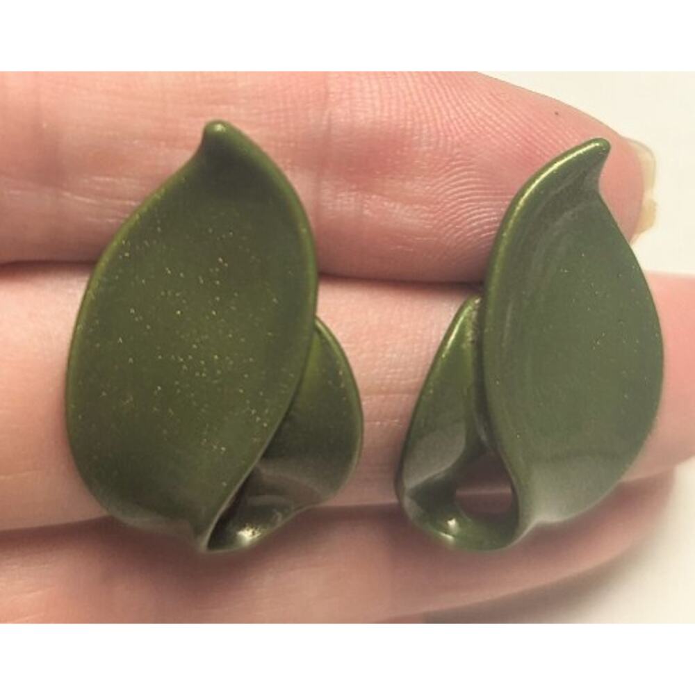 Vintage Earrings Avocado Green Swirl Leaf Huggie Elegant Shimmer Finish Retro - Picture 4 of 7